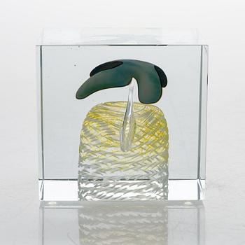 OIVA TOIKKA, An annual glass cube. Signed Oiva Toikka Nuutajärvi 1986, 866/2000.