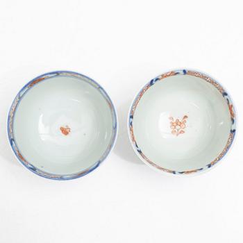 Koppar med fat, 2 st, med träställ, porslin, Kina, Qianlong (1736-95).