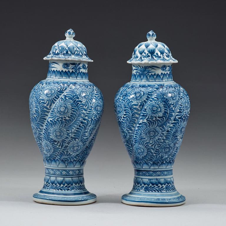 A pair of blue and white vases with cover, Qing dynasty, Kangxi period (1662-1722).