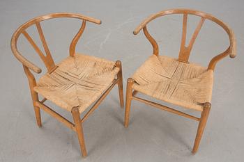 KARMSTOLAR, ett par, "Y-stolen", Hans J Wegner, etikettsmärkt Carl Hansen & Søn, Møbelfabrik Odense, 1970-talets början.