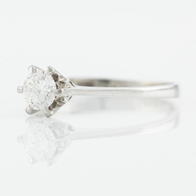 Ring, 18K vitguld med briljantslipad diamant ca 0,45 ct.