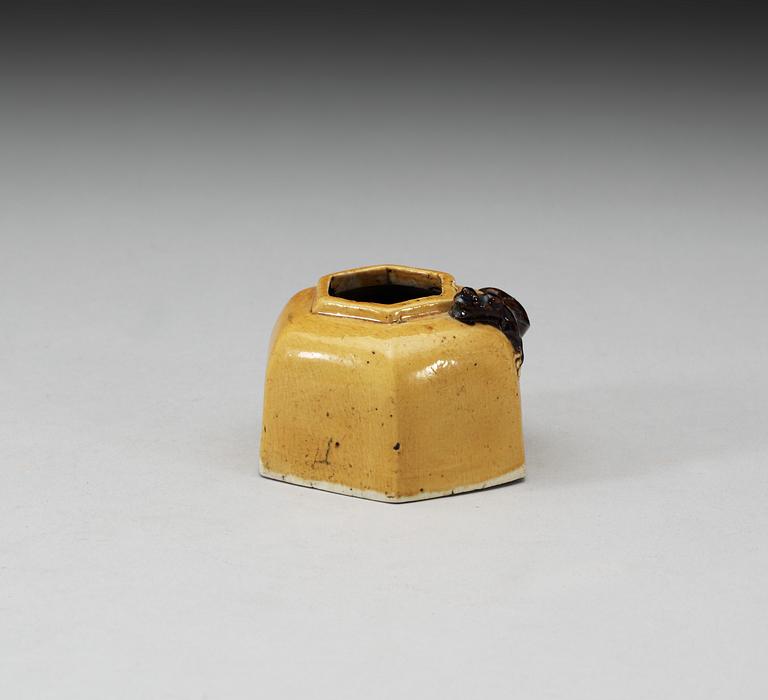 A yellow and brown glazed biscuit brush washer with curling dragon, Kangxi (1664-1722), with Xuande four character mark.