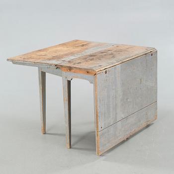 A gate-legged table, 18th century.