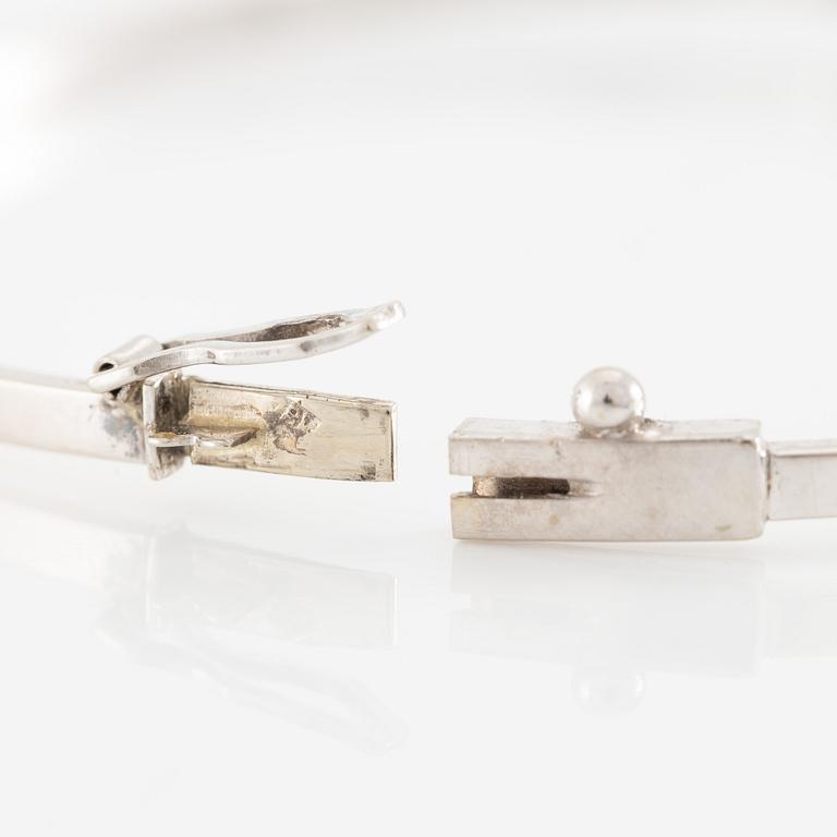 Bangle, 18K white gold with brilliant-cut diamond.