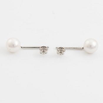 Örhängen, ett par, 18K vitguld med sötvattenpärlor och safirer.