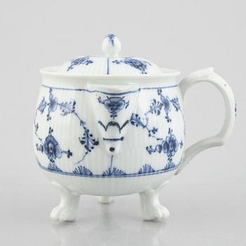 A 'Blue Fluted Plain' / 'Musselmalet' tripod creamer with cover, Royal Copenhagen, late 18th century.