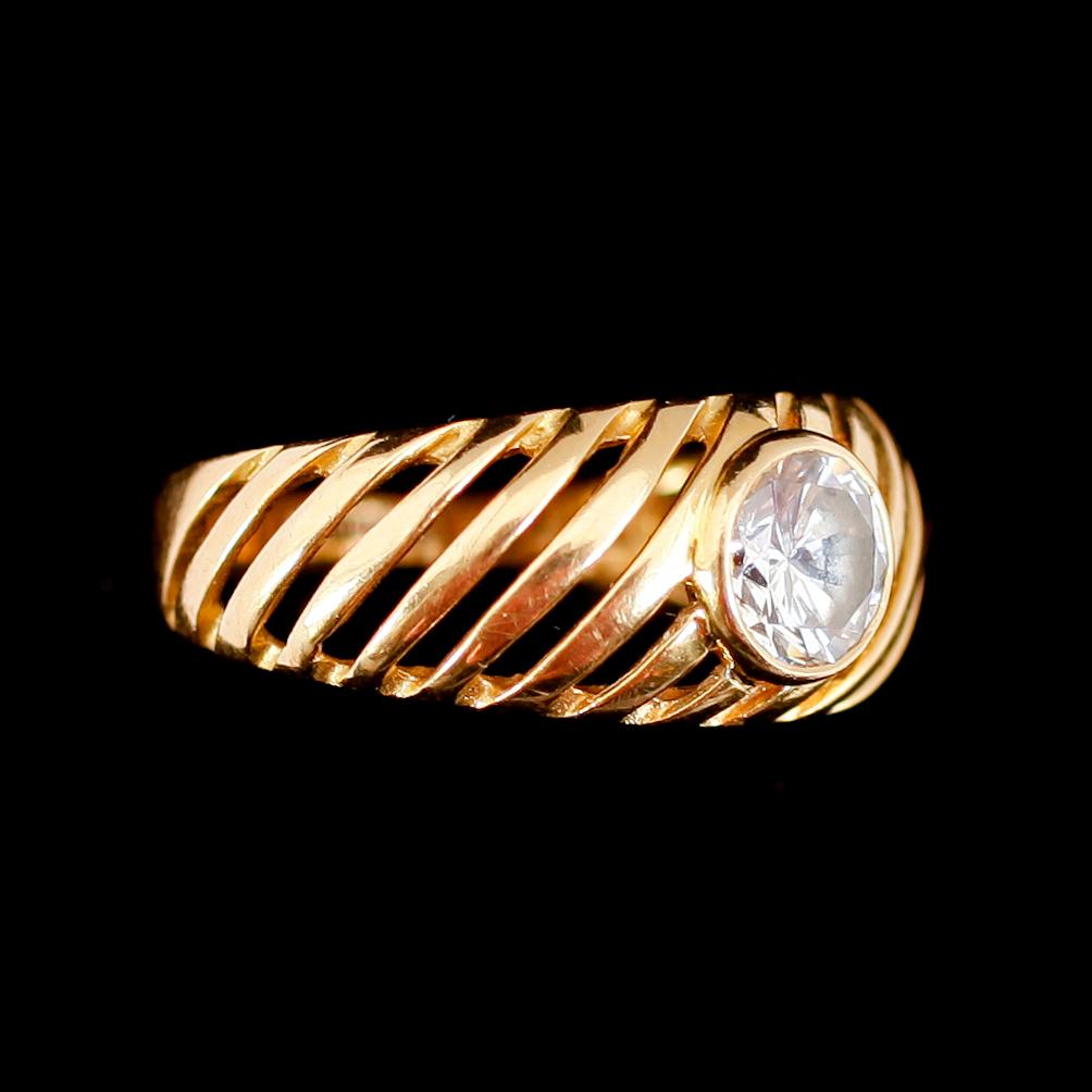 RING, 18 k guld, med vit sten. Vikt ca 4 gram.