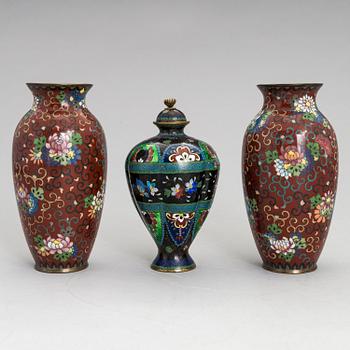 URNA och VASER, 2 st, cloissoné, Japan, tidigt 1900-tal.