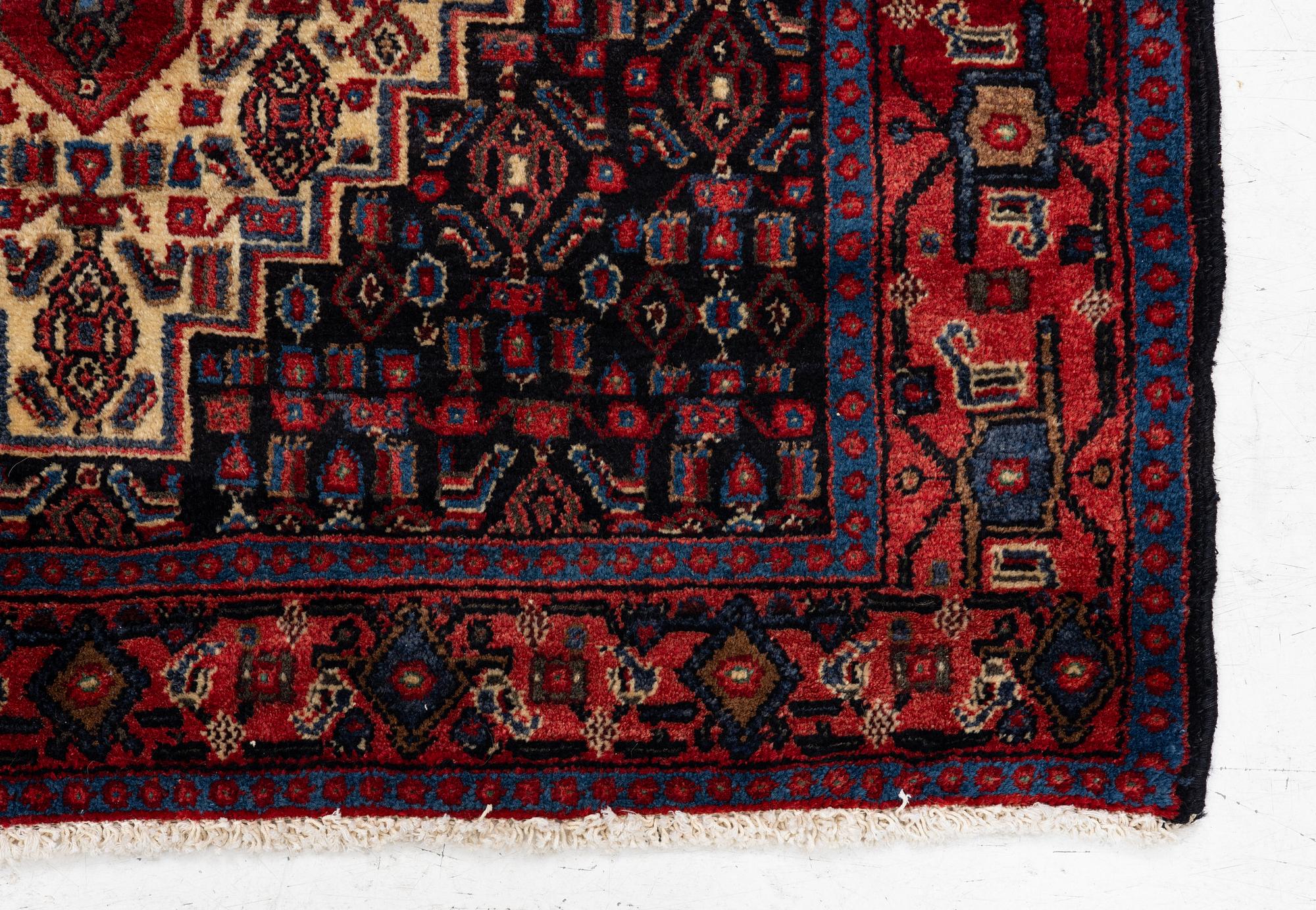A Senneh rug, a. 159 x 117 cm.