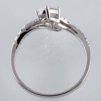 RING, 18K vitguld med 2 ovalslipade samt 16 briljantslipade diamanter ca 0.75 c. Vikt 2,0 gram.