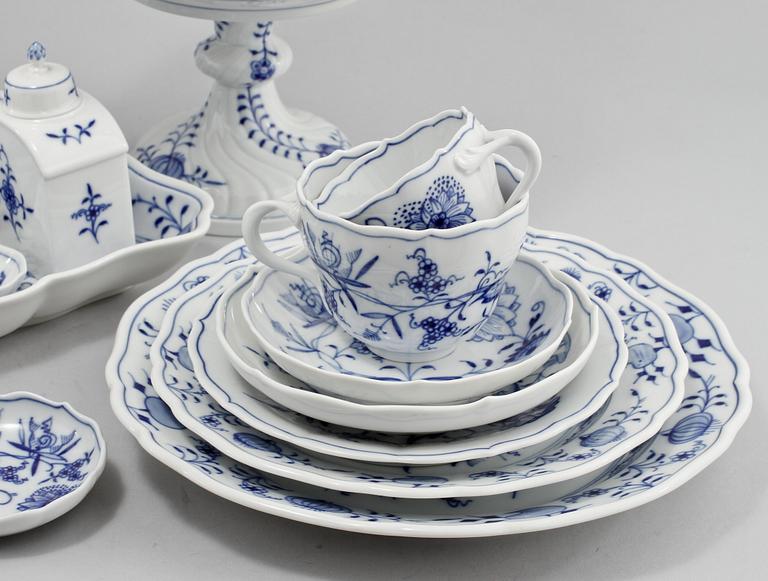 SERVISDELAR, 72 st, porslin, "Lökmönstret", Meissen, 1900-talets andra hälft.
