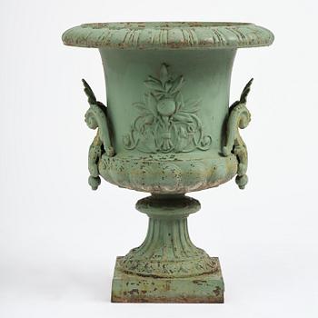 A green-painted cast-iron urn from Norrahammars bruk, Sweden, late 19th century.