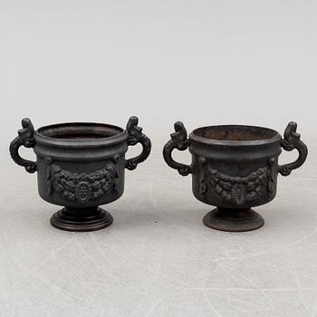 TRÄDGÅRDSURNOR, ett par, gjutjärn, Stafsjö bruk, 1900-tal.