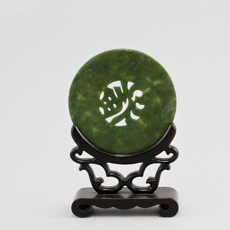 BI DISC, troligen Nefrit, orientalisk, modern tillverkning.