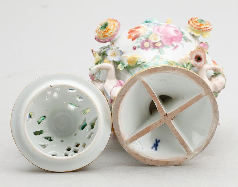 LOCKURNA, porslin, Meissen, 1800-talets senare hälft.