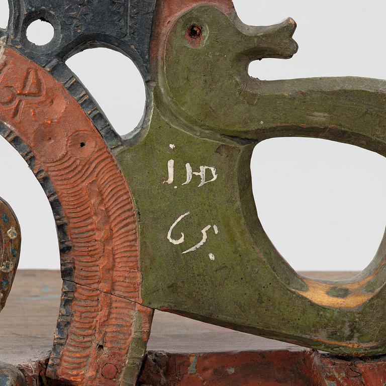 A Swedish carved and painted folk art shelf from Hälsingland, 18th / 19th century.