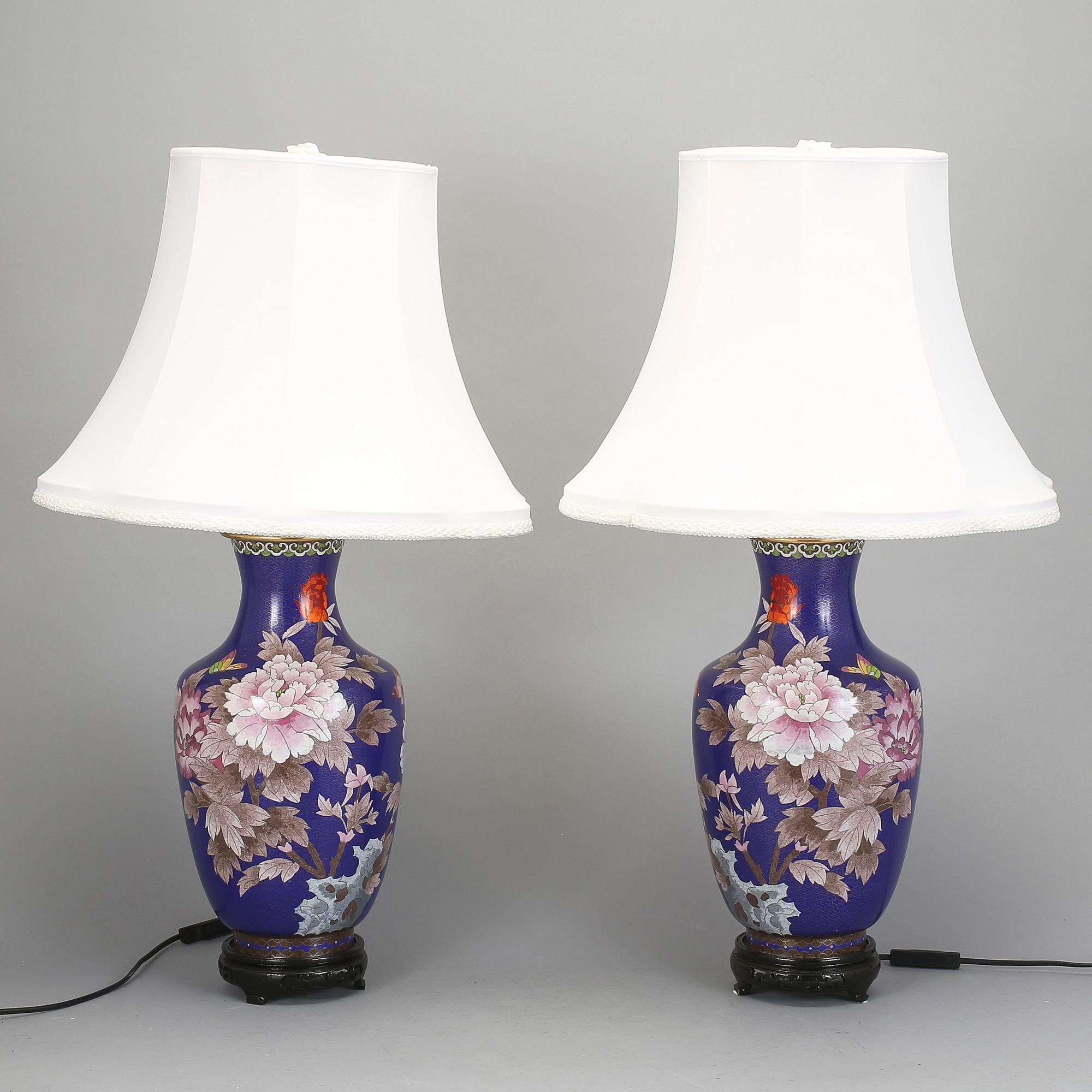 BORDSLAMPOR, ett par, brons med cloisonné, Kina, 1900-tal.