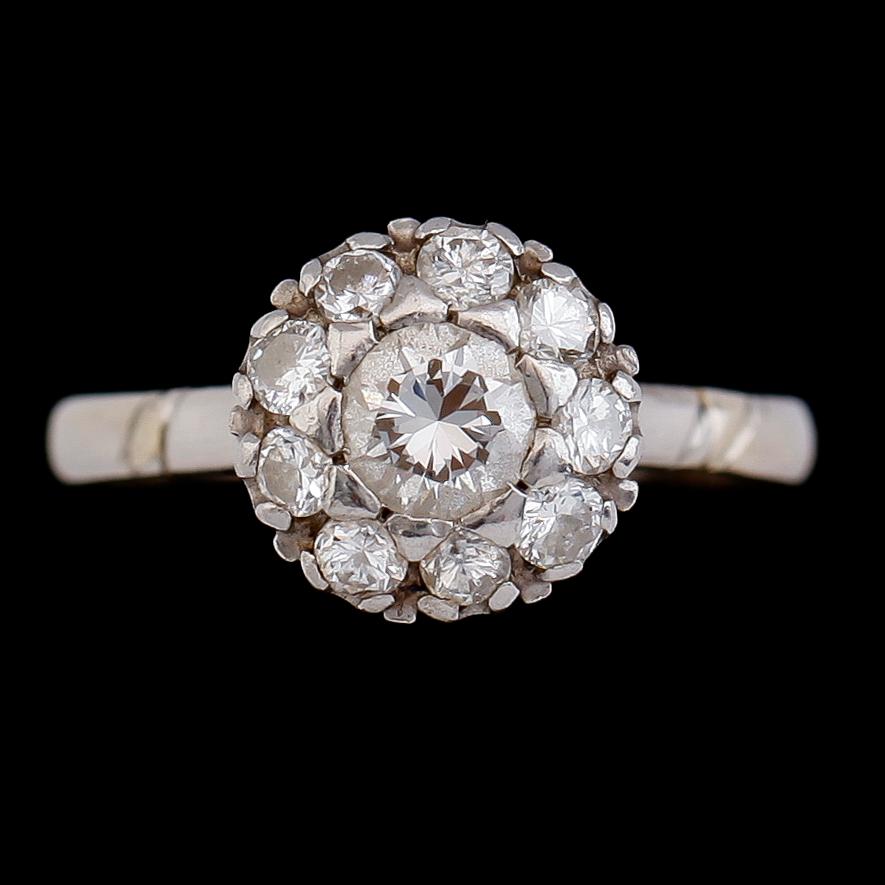 RING, 18 k vitguld, briljantslipade diamanter. Vikt ca 3,4 g.