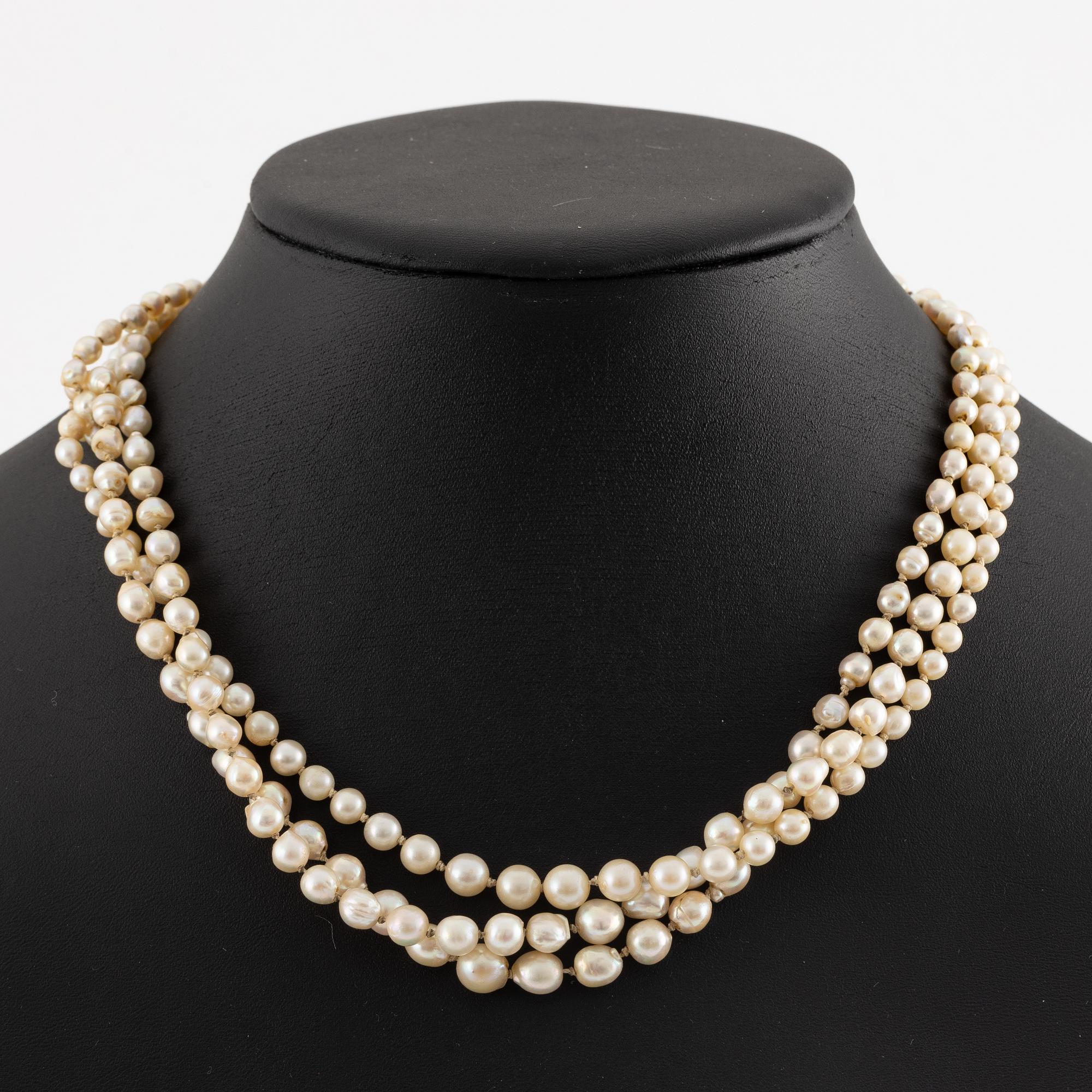 Pearl necklace, three strands with a clasp in white metal with a green stone.