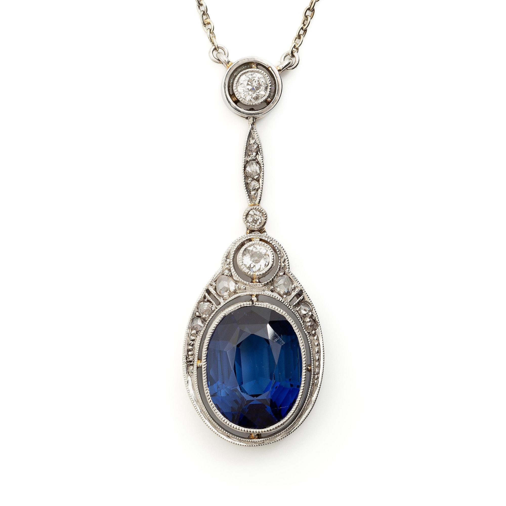 Collier 18K vitguld med en syntetisk safir samt gammal- och rosenslipade diamanter.