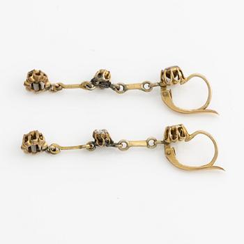 Örhängen guld med rosenslipade diamanter.