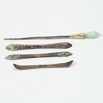 Amuletter, fyra stycken, vitmetall samt fyra hårsmycken delvis i silver, Kina, 1900-tal.