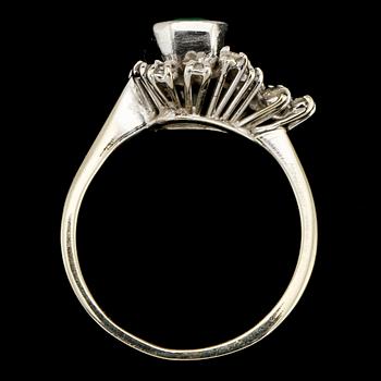 RING, 18k vitguld med 14 åttkantslipade diamanter samt fasettslipad smaragd, 1900-talets senare hälft.  Vikt 3 g.