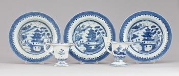 GRÄDDKANNOR 2 st SAMT TALLRIKAR 3 st, porslin, Jiaqing, Kina tidigt 1800-tal.