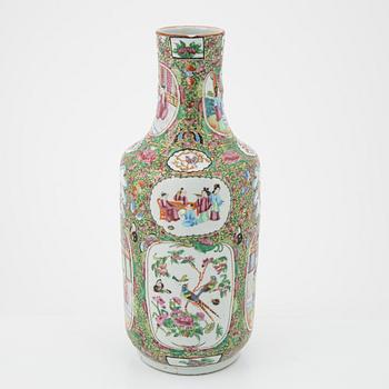 A porcelain vase, Canton, Qing dynasty, 19th Century.