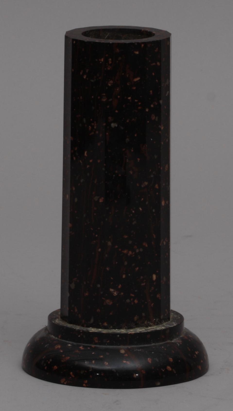 KOLONN/VAS. Porfyr. 1800-tal.