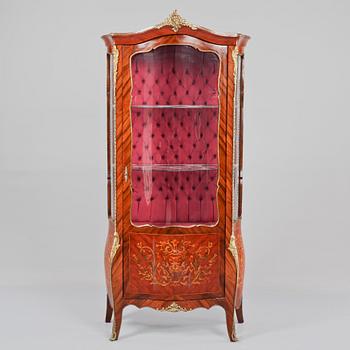 VITRINSKÅP, Louis XV-stil, omkring 1900-talets mitt.