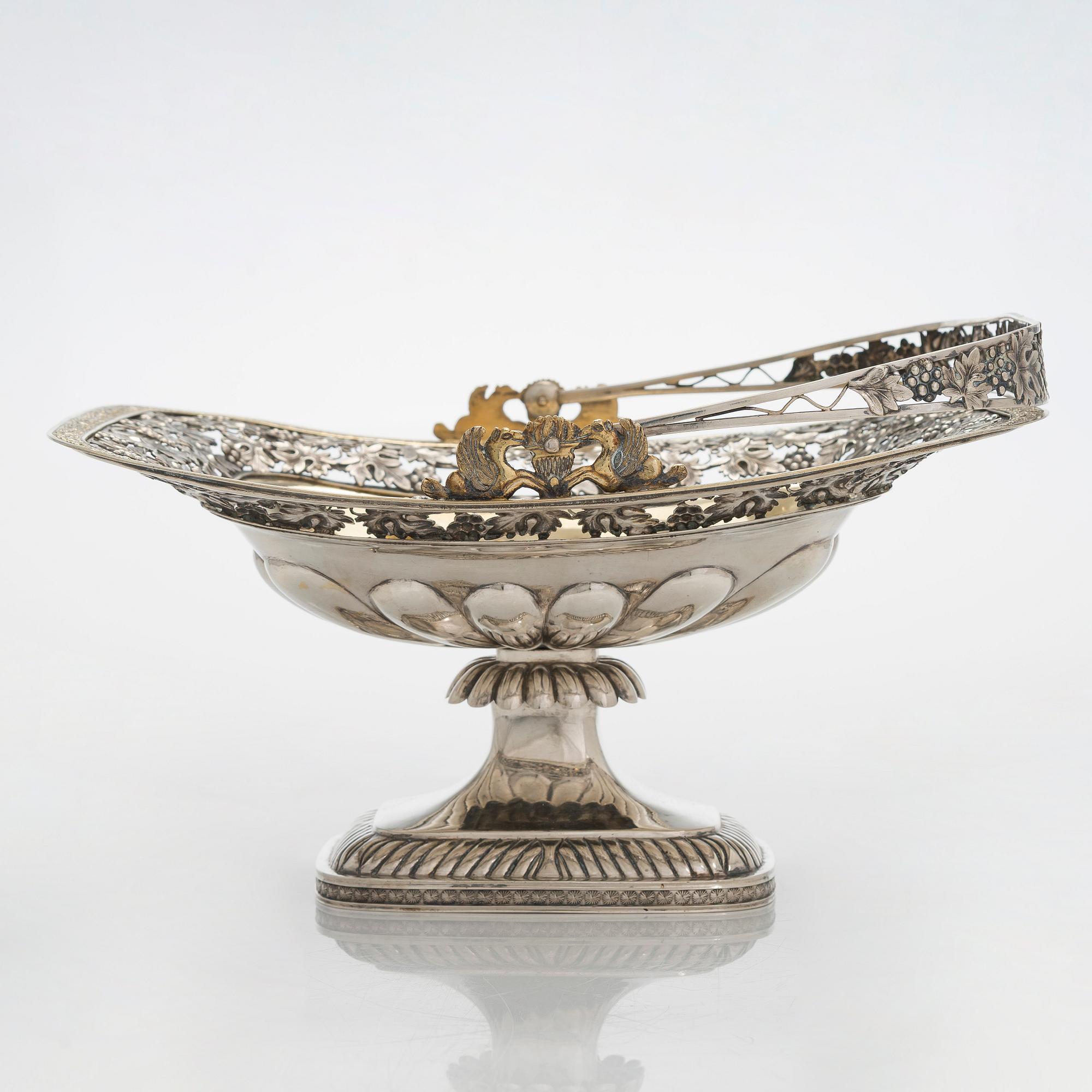 Olof Robert Lundgren, brödkorg, silver, delvis förgyllt, Åbo, möjl. 1830-tal.