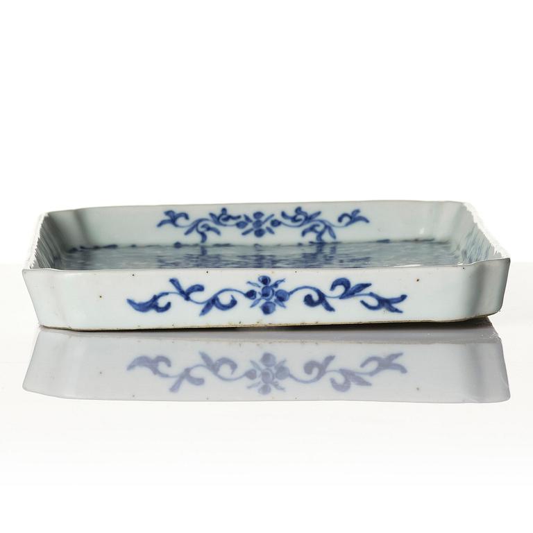 A blue and white dragon tray, Qing dynasty, 19th century.
