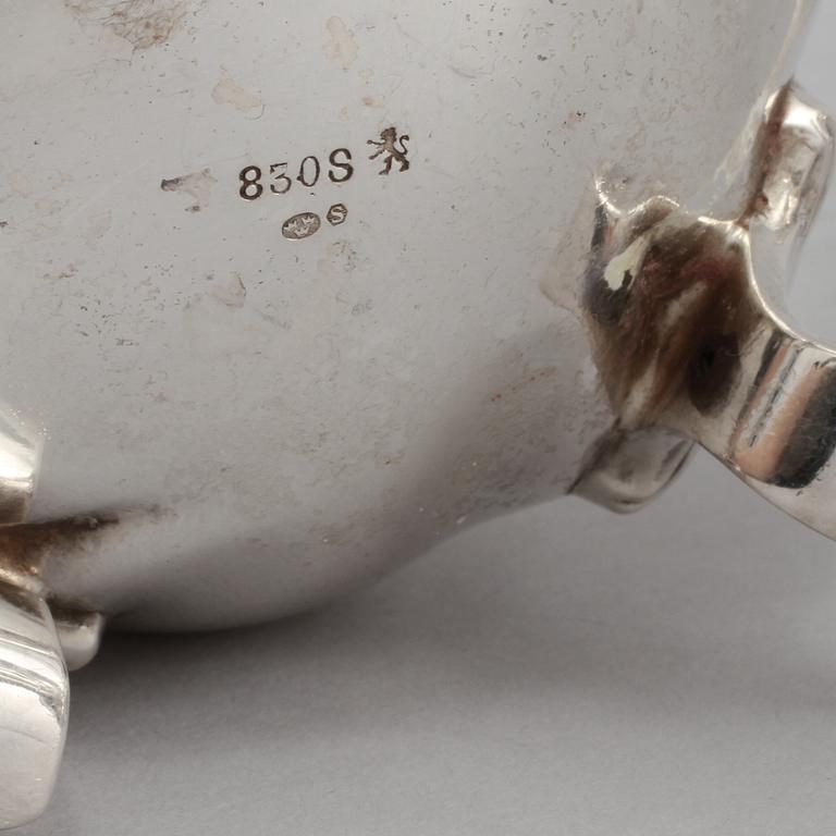 KAFFESERVIS, 3 delar, silver, rokokostil, svenska importstämplar, omkring 1900-talets mitt, vikt 1190 gram.