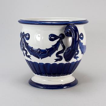 A creamware flowerpot, Göteborgs porslinsfabrik, 1910-20s.