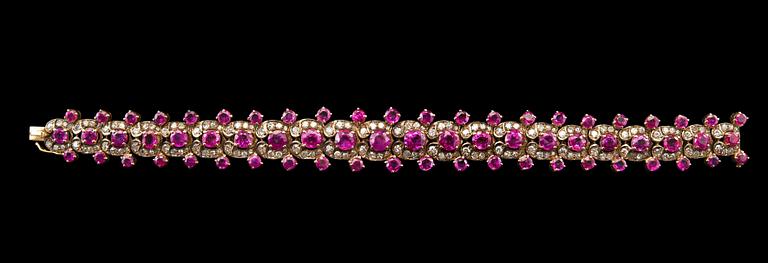 ARMBAND, 132 8/8 slipade diamanter totalt ca 2.64 ct, 66 facettslipade rubiner totalt ca 15.80 ct. Vikt 35,3 g.