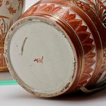BORDSLAMPOR, ett par, porslin, Satsuma, Japan, 1900-tal.