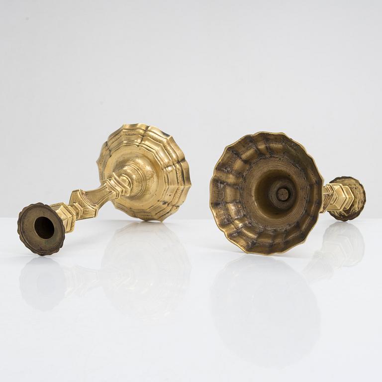 Ljusstakar, ett par, mässing, argent haché, Régence, Frankrike, 1700-tal.