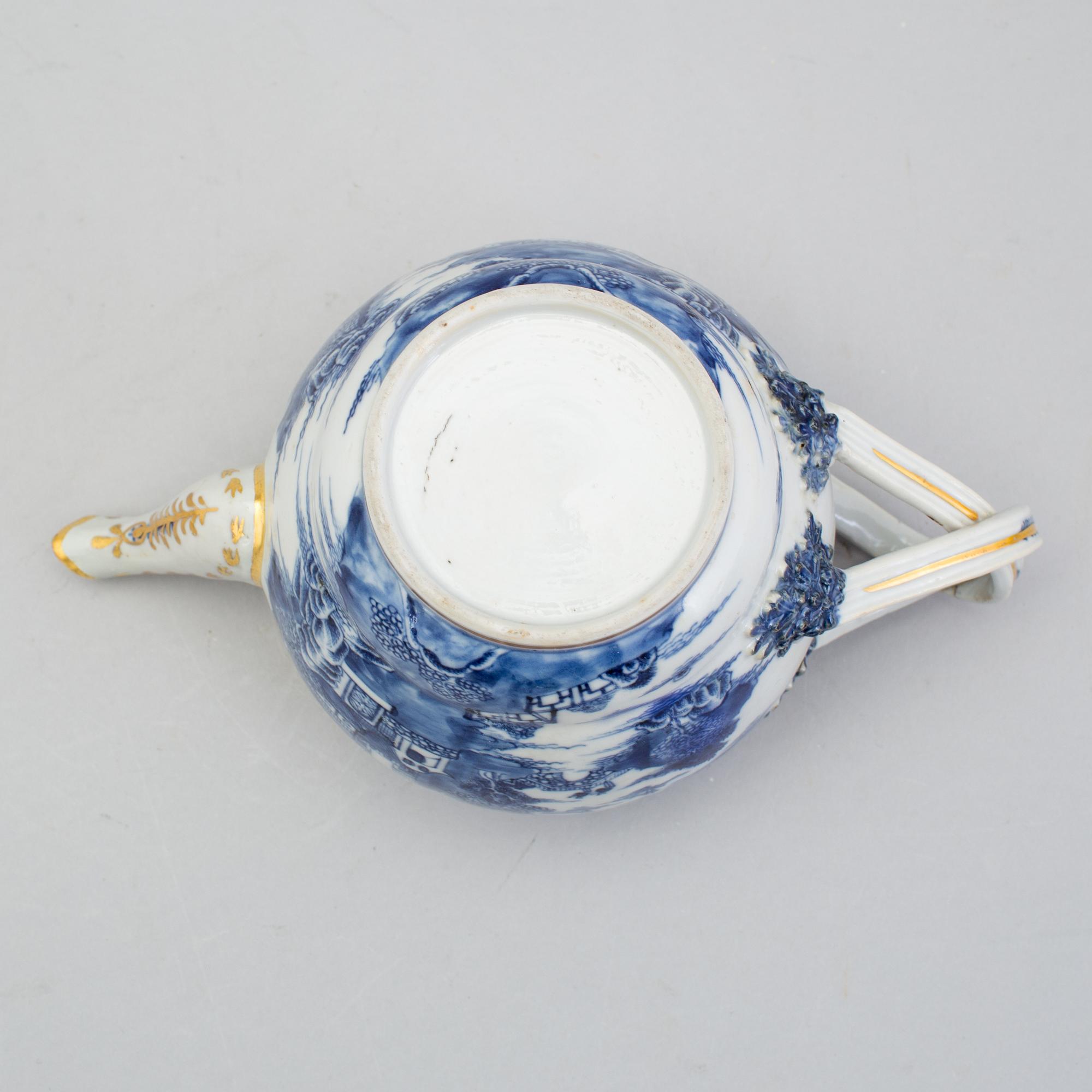 A Chinese export porcelain teapot and three dishes, circa 1800.