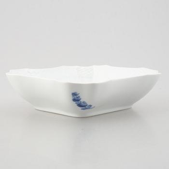 A 40 pieces porcelain service "Blå blomst", Royal Copenhagen, Denmark.