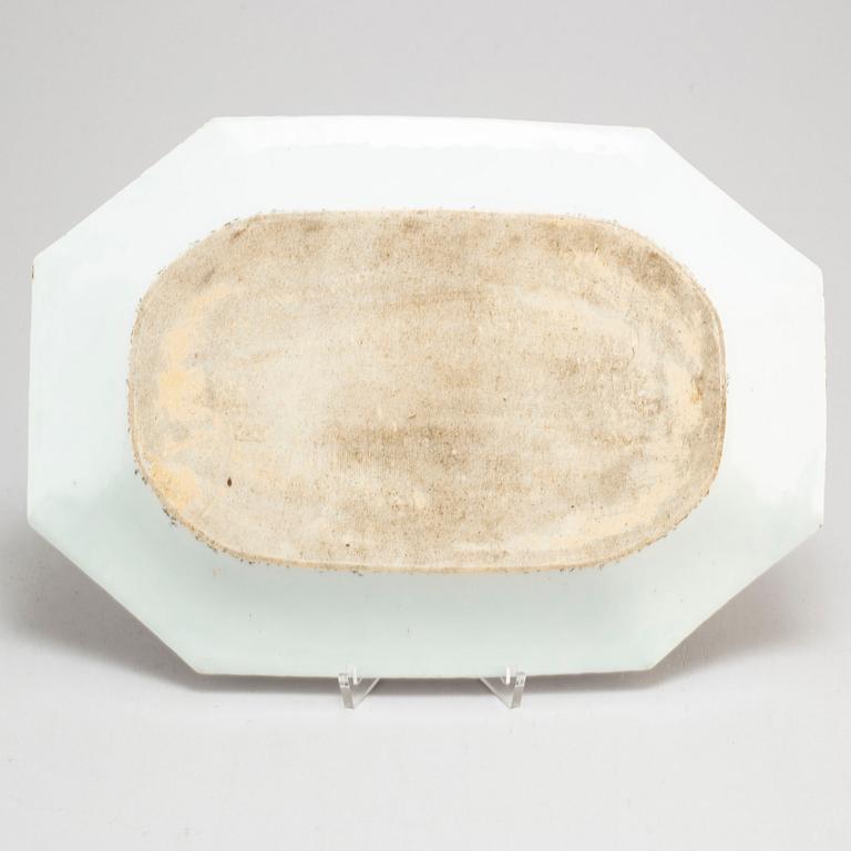An imari export porcelain serving dish, Qing dynasty, Qianlong (1736-95).