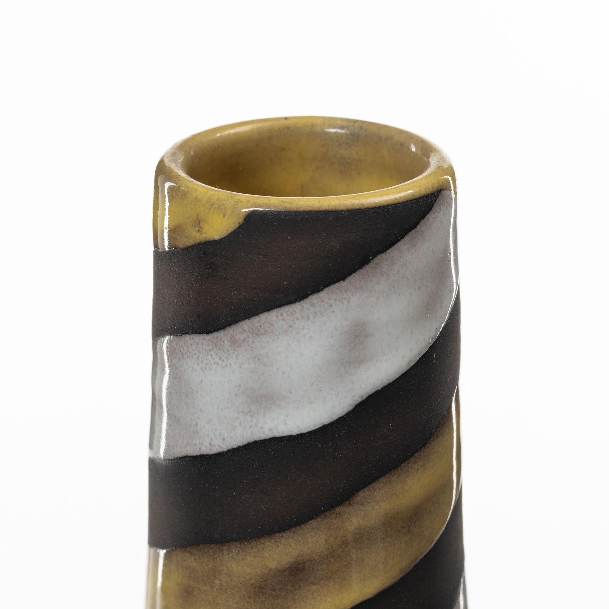 Upsala Ekeby, Ingrid Atterberg, vas, "Spiral" och Hjördis Oldfors, vas, "Kokos", lergods, Upsala-Ekeby.