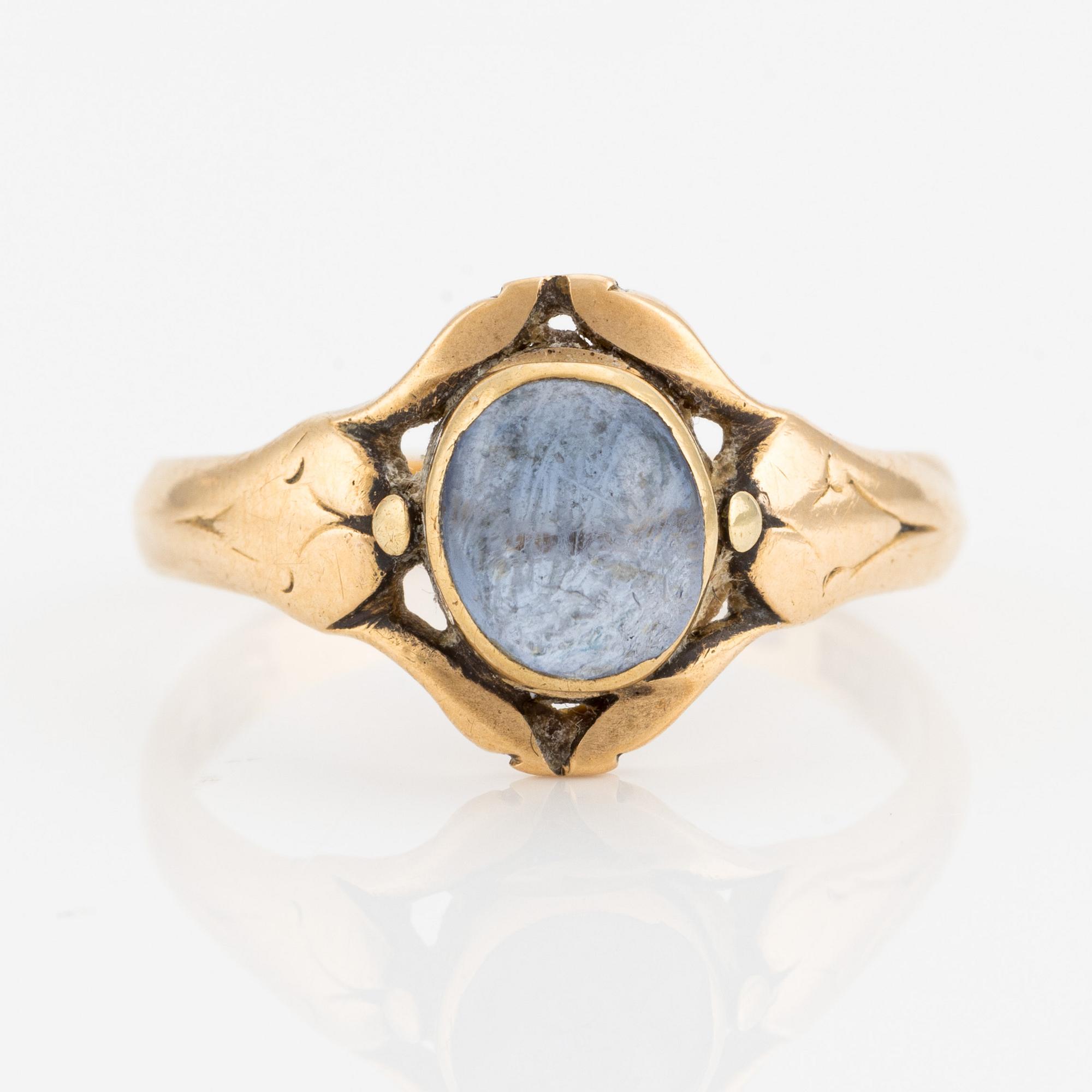 Ring, 18K guld med cabochonslipad safir.