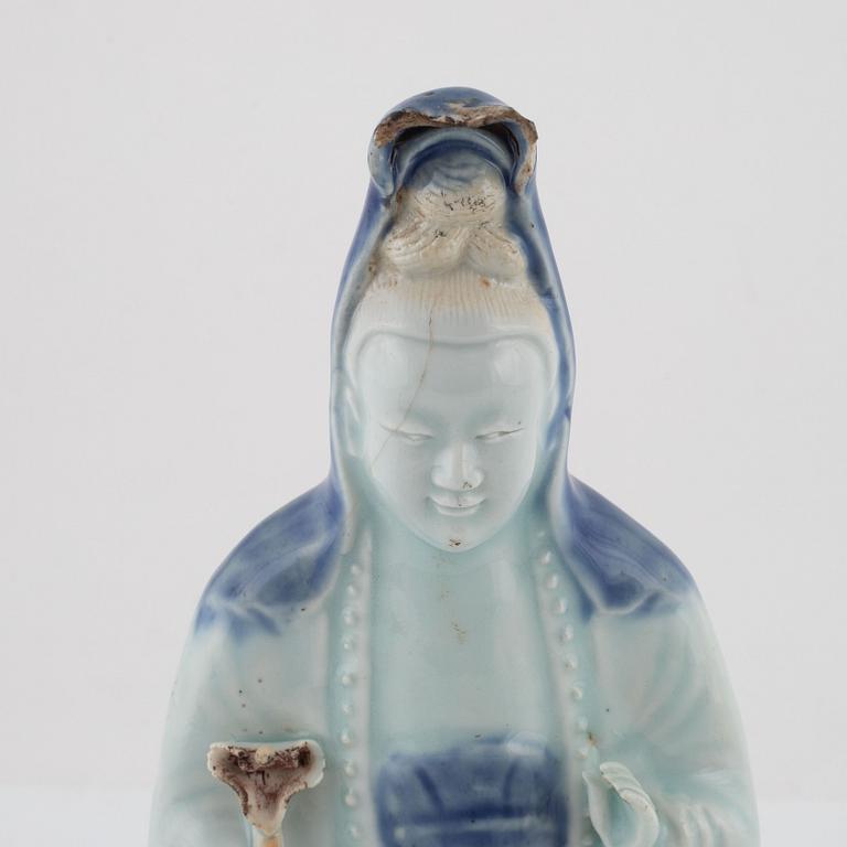 A Chinese figure of Guanyin, Qing dynasty, 18th Century.
