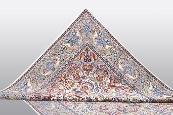 A carpet, Old Esfahan, part silk, ca 308 x 202 cm.