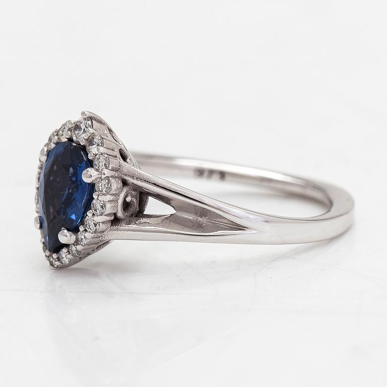 A 14K gold ring with a sapphire and brilliant-cut diamonds approx. 0.15 ct in total.