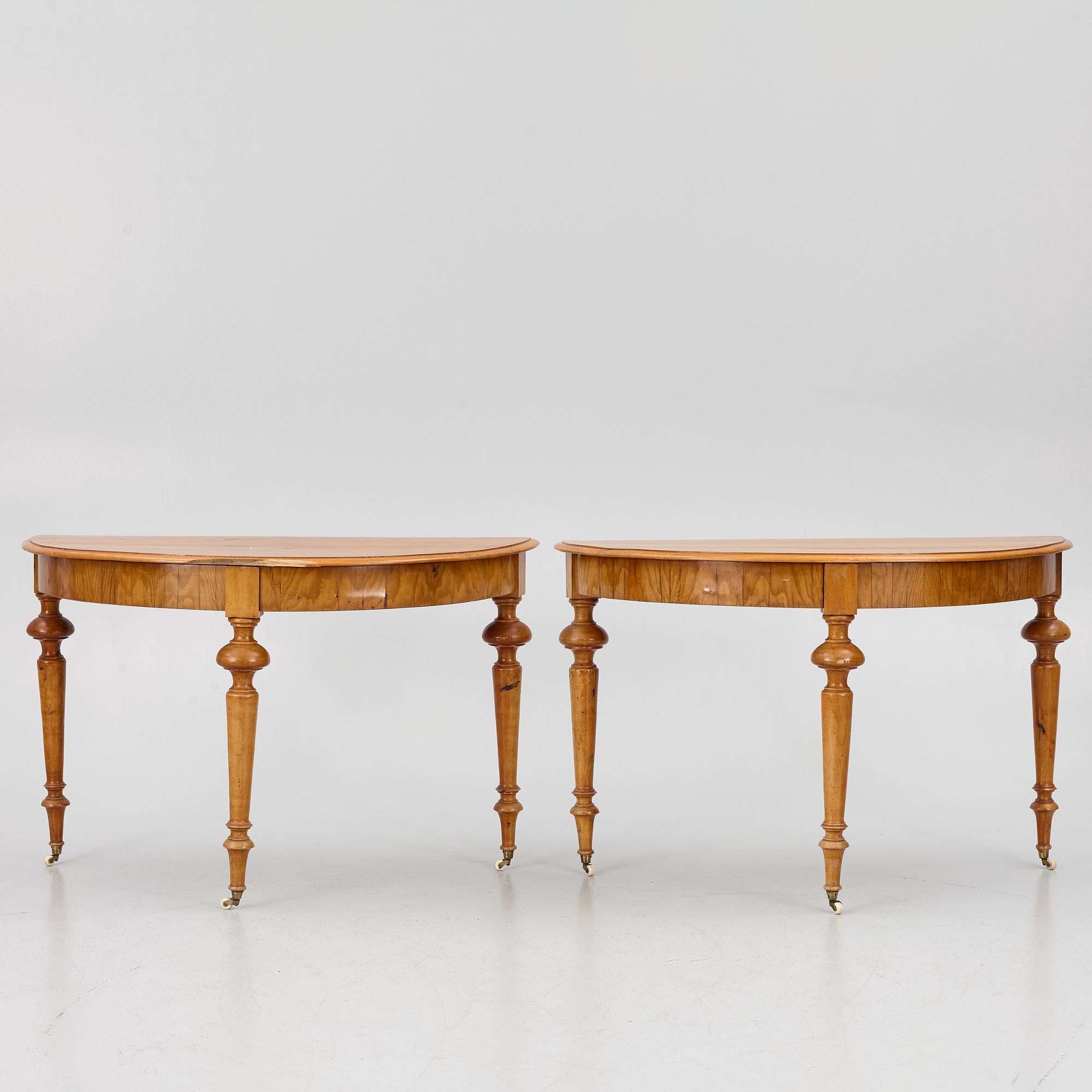 A late 19th century dining table.