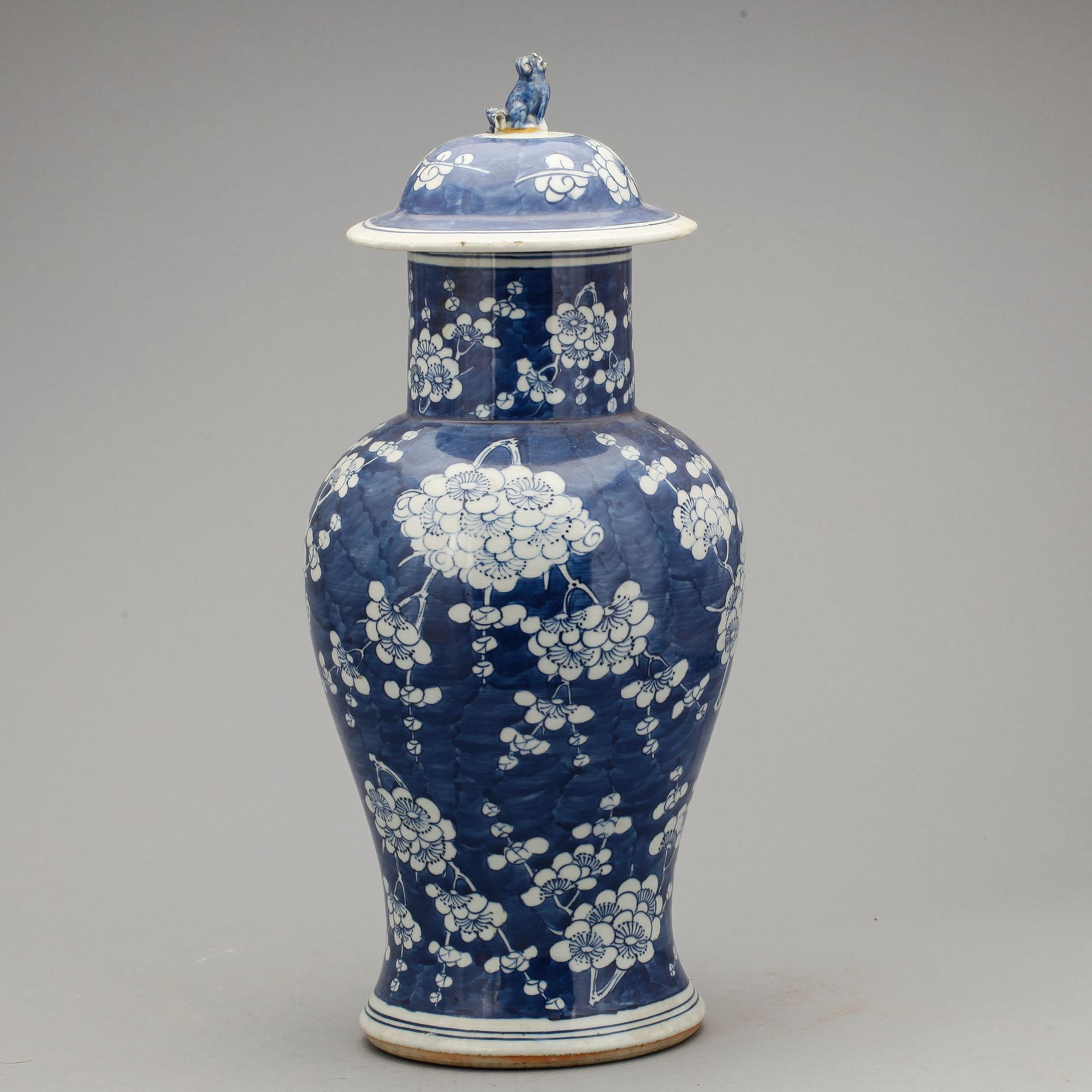 URNA med LOCK, porslin, Kina, 1800-tal.