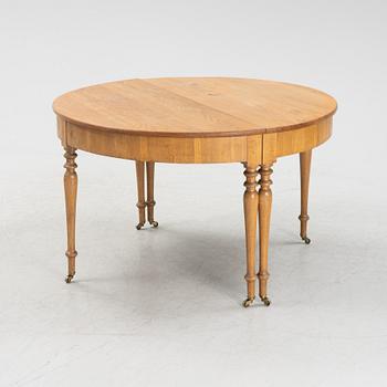 An oak dining table, around the year 1900.