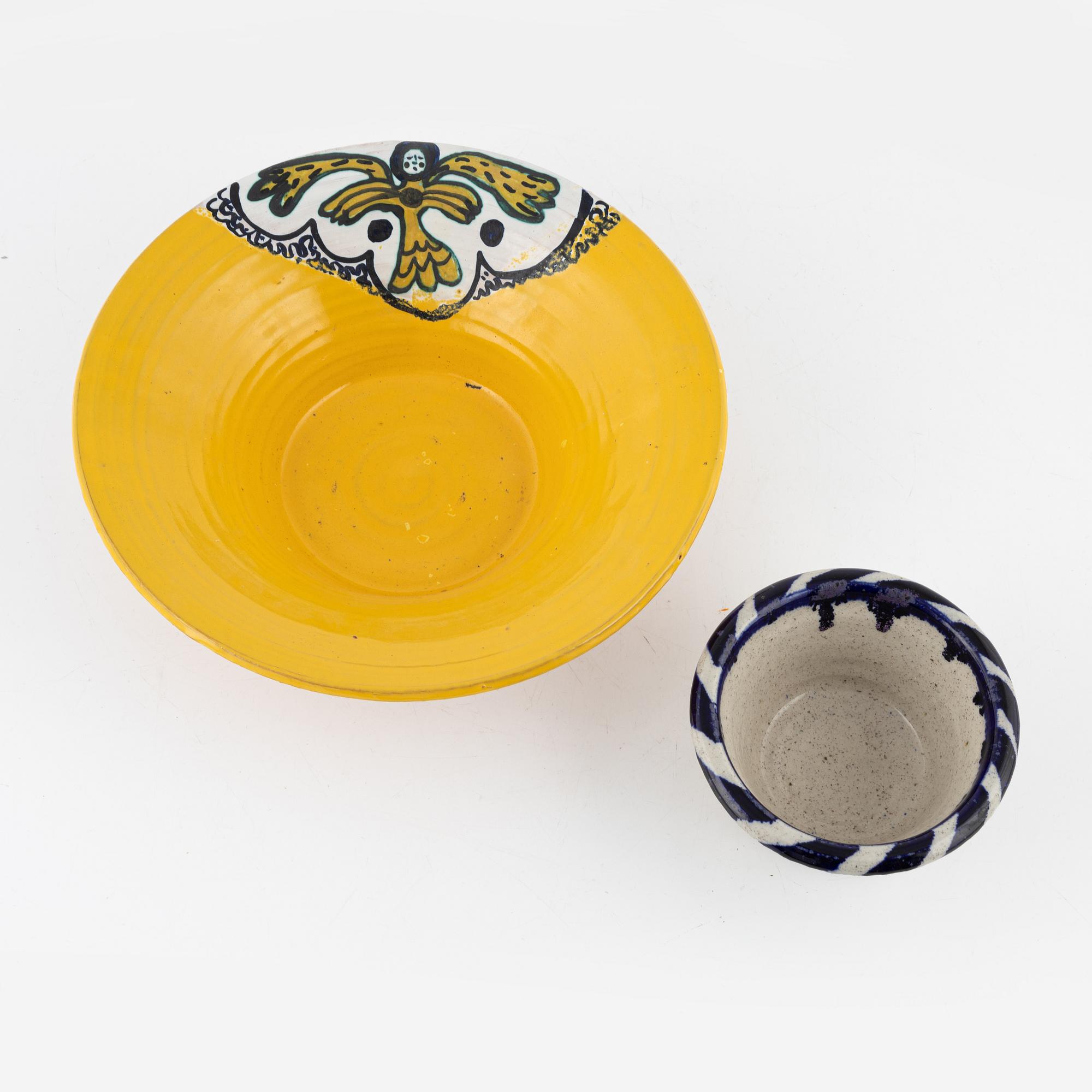 Ulrica Hydman-Vallien, two signed ceramic bowls, unique.